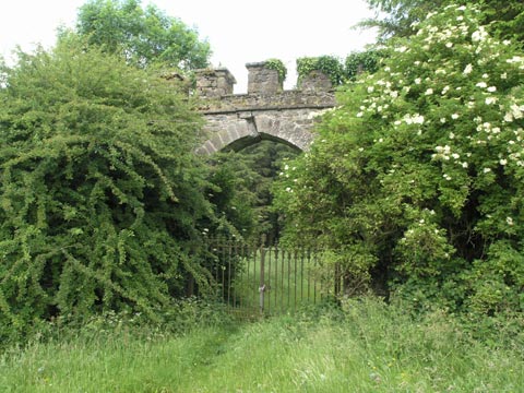 Arch over gateway by Grants Gate lodge